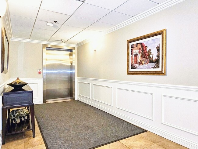 Building Photo - 310 S Main St