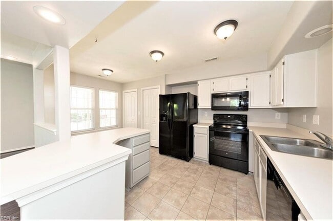 Building Photo - 176 White Cedar Ln