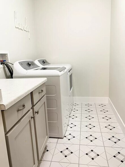 Building Photo - 3222 Manor View Dr