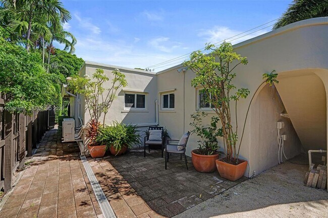 Building Photo - 712 S 15th Ave