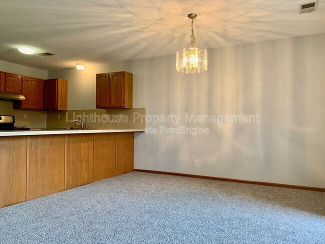 Building Photo - 6691 Boca Vista Dr NE