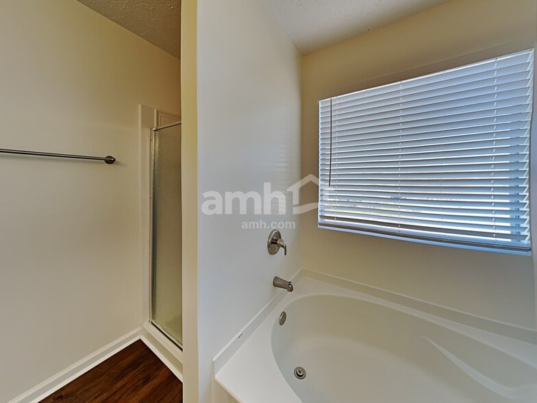 Building Photo - 2648 Sutherland Dr