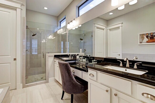 Master Bath - 2419 Reinerman St