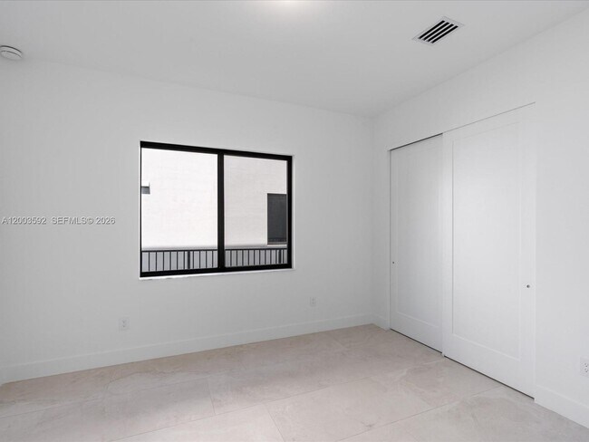 Building Photo - 19602 NE 14th Ct