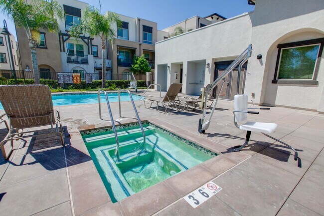 Building Photo - 2460 Solara Ln
