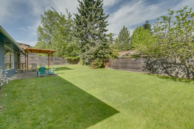 Building Photo - Mercer Island Rambler Available 2/1!