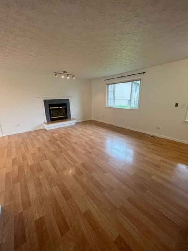 Building Photo - Gorgeous Eagle River Home w/ Open Concept Layout!