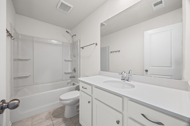 Building Photo - "Spacious 4-Bedroom Home Located In Desira...