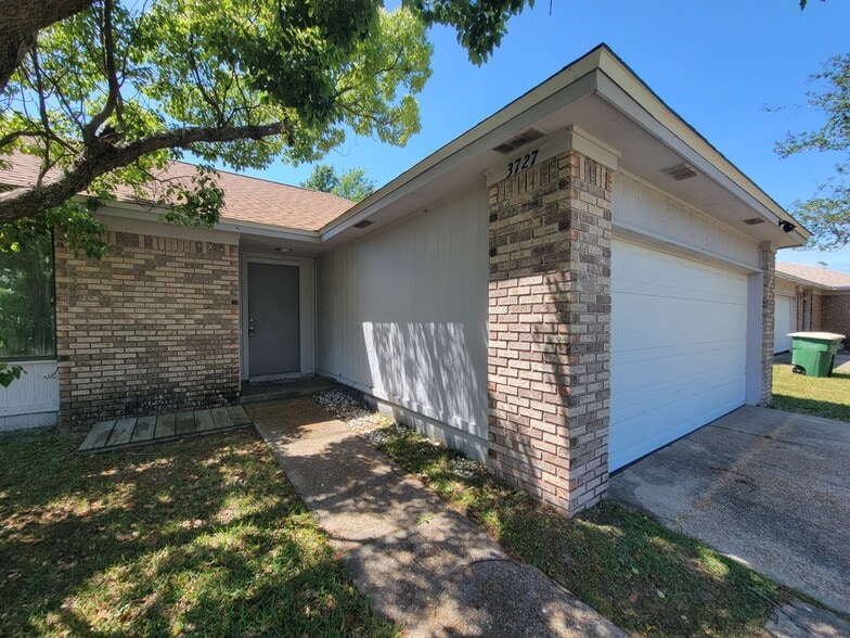 Building Photo - 3727 Greentree Pl