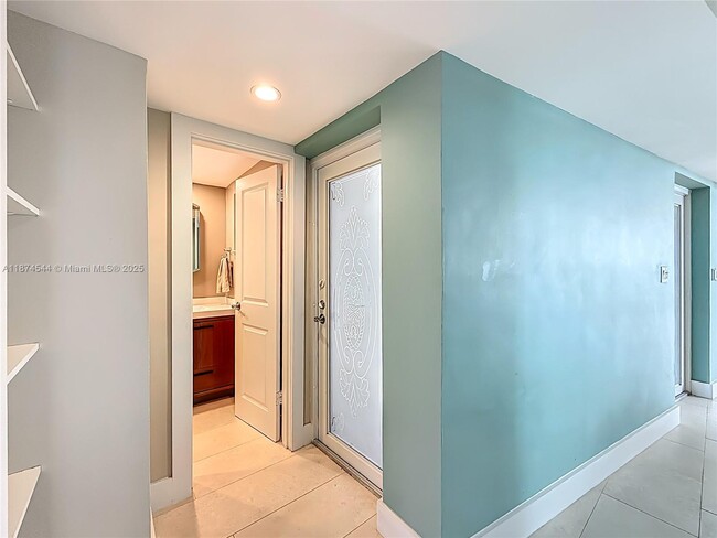 Building Photo - 401 N Riverside Dr