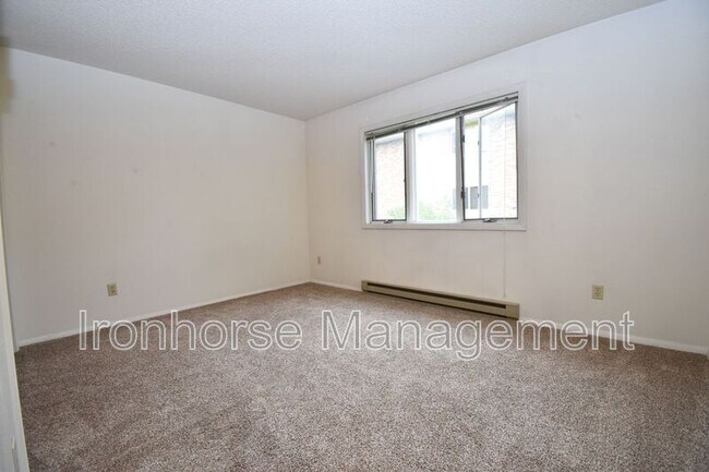 Building Photo - 811 W Villard St