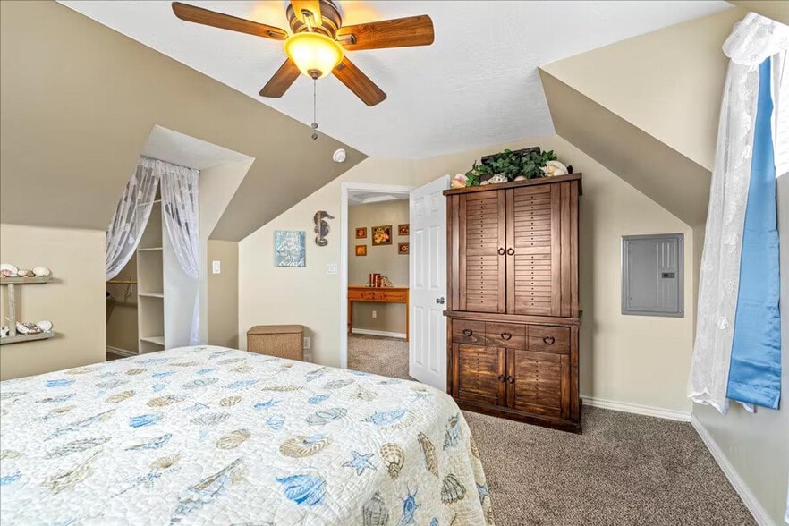 Building Photo - 203 6th Ave S