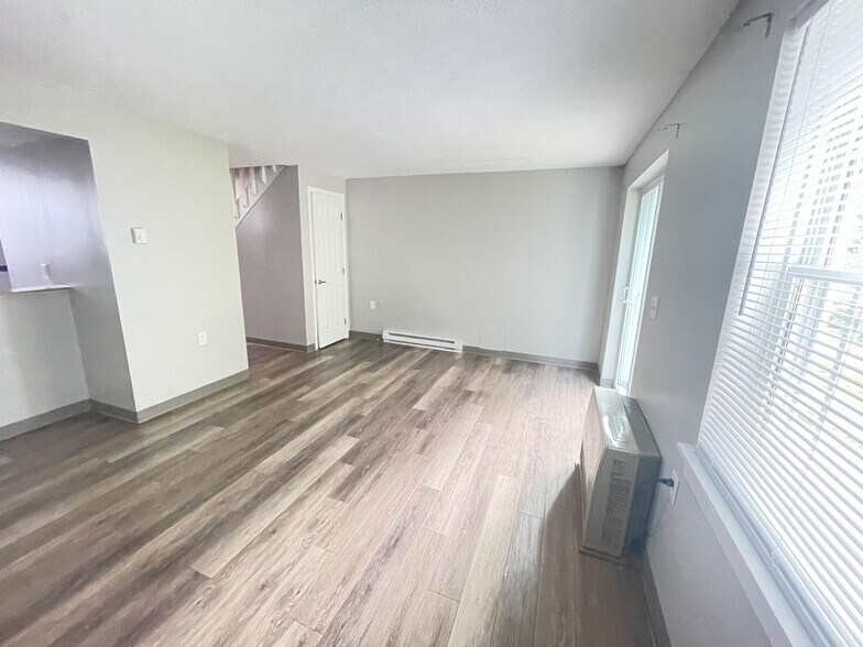 Primary Photo - 2 Pin Oak Dr