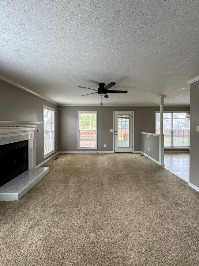 Building Photo - Cute 3 Bed 2.5 Bath Home in Fayetteville with Fenced Yard