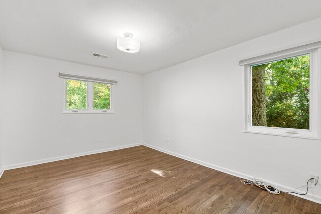 Building Photo - 3BR/4BA - Silver Spring Rambler on Quiet Cul-de-Sac Near Sligo Creek Park