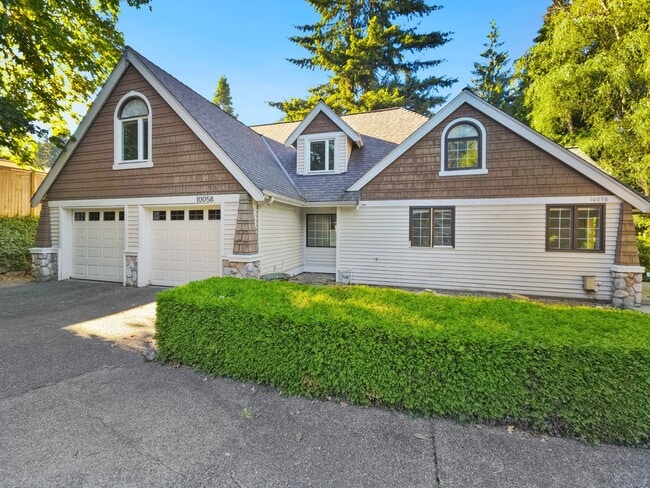 Primary Photo - Stunning 4-Bedroom Home with Luxurious Mas...