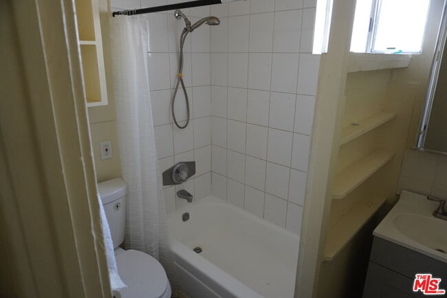 Building Photo - 324 E Lime Ave