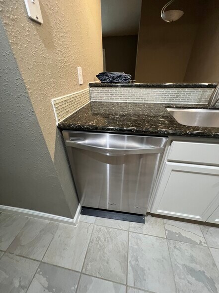 Building Photo - 7102 N Holiday Dr