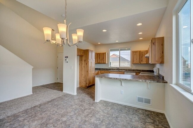 Building Photo - 935 Mount Shavano Ave