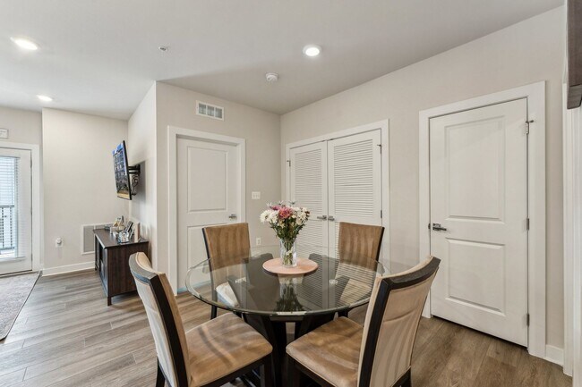 Building Photo - Gorgeous 2bd/2ba modern condo w/balcony located conveniently in MOSAIC AT WOODLAND PARK in Herndon.