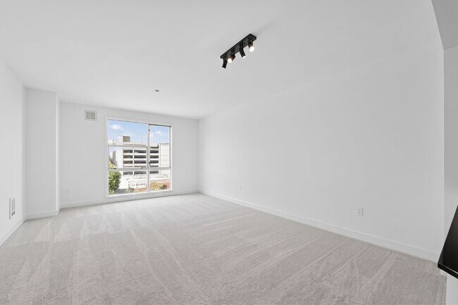 Building Photo - 585 9th St