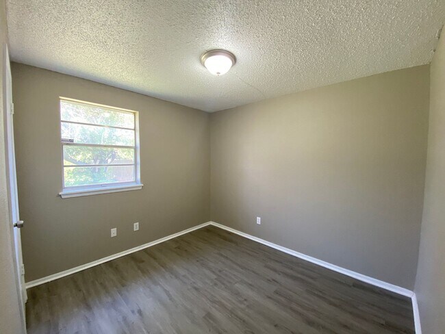 Building Photo - Charming 5 Bedroom House