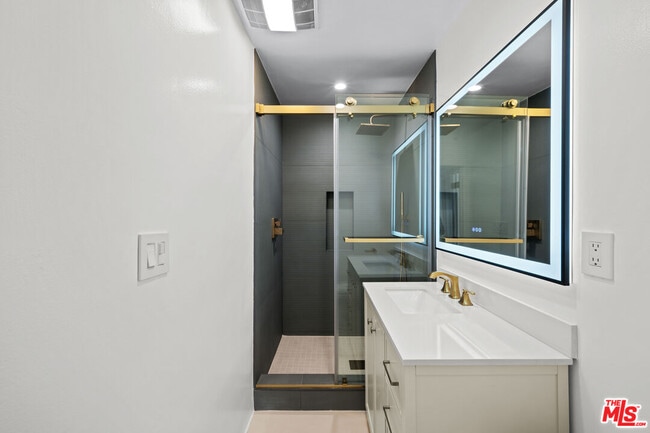 Building Photo - 136 S Palm Dr