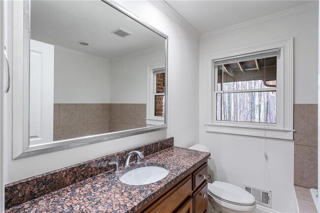 Building Photo - 2468 Ridgeway Dr