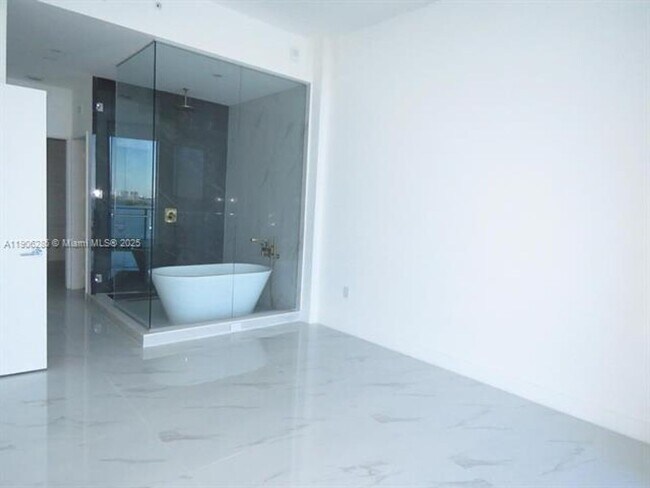 Building Photo - 700 NE 24th St