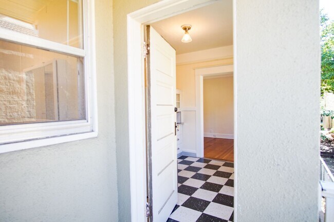 Building Photo - Snag this Stately One-Bedroom off of Bustl...