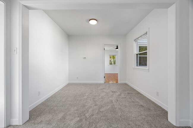 Building Photo - Well Cared for Single Family Home in Conve...