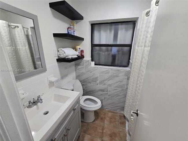 Building Photo - 704 SW 2nd Ave