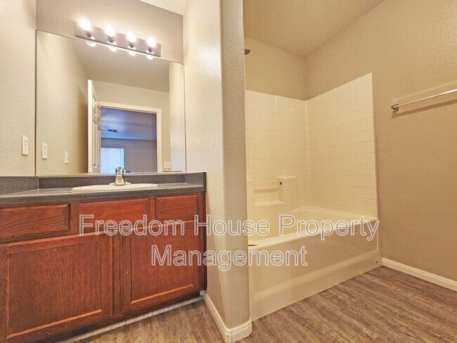 Building Photo - 200 S Mount Charleston Dr E