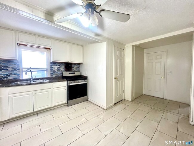 Building Photo - 128 Franklin St