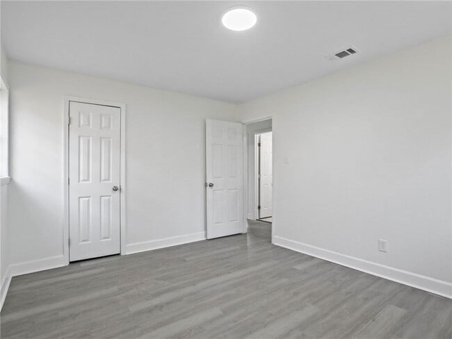 Building Photo - 526 Woodlore Dr