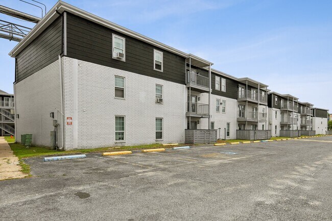 Building Photo - The Leonne