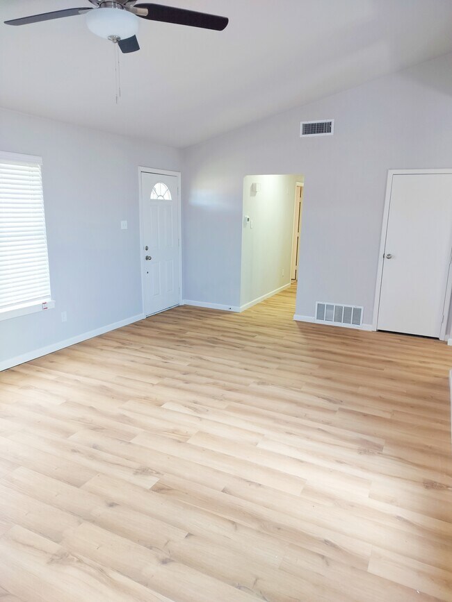 Building Photo - 1417 McCallum Dr