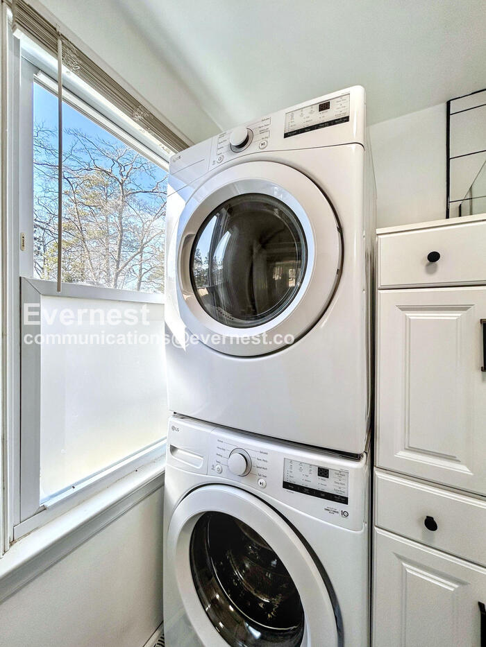 Building Photo - 8282 Wonderland Ln