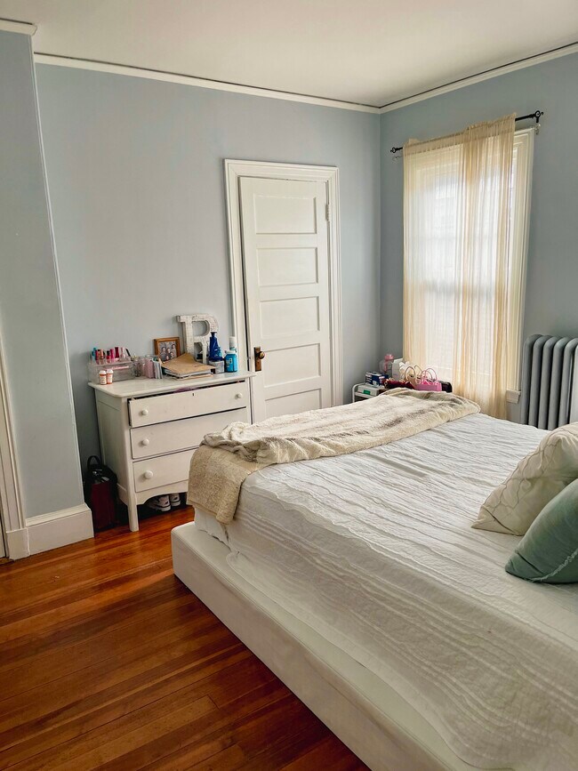 1st bedroom - 179 Dartmouth st