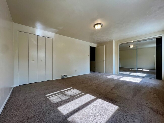 Building Photo - Amazing 2 BR Apartment at Regency Place! Great Plum Location! Central A/C & MORE! CALL TODAY!