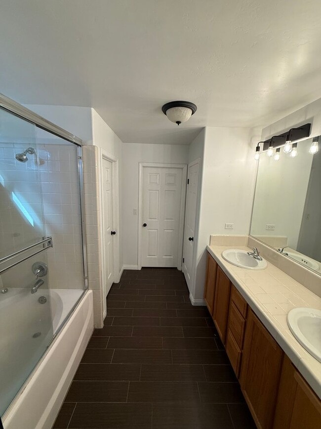 Building Photo - Spacious 4 bed 2 Bath in Desirable NW Bakersfield