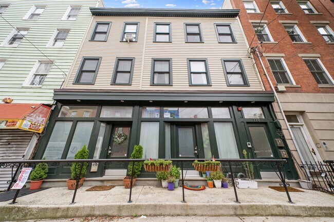 Building Photo - 118 Coles St