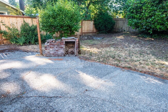 Building Photo - 815 Maywood Ln