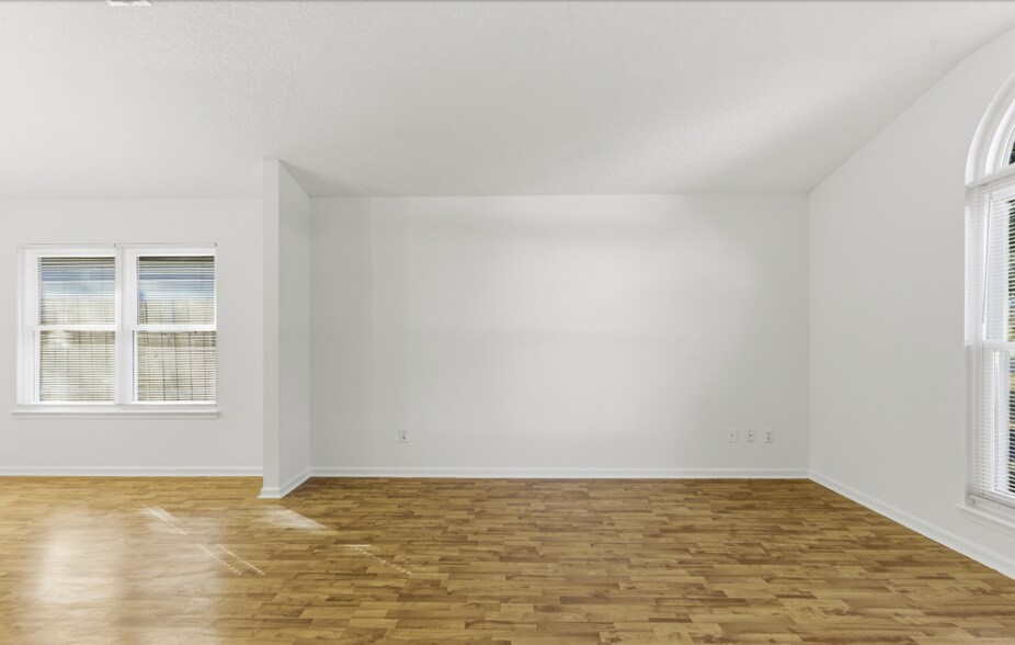 Building Photo - 8510 Majestic Oaks Dr S