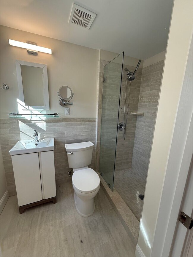 Building Photo - Discover comfort and convenience in charming North Michigan Park!