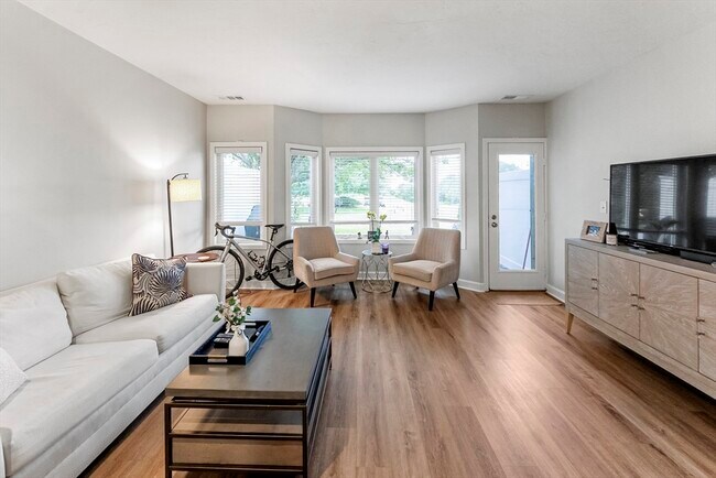 Building Photo - 18 Westcliff Dr