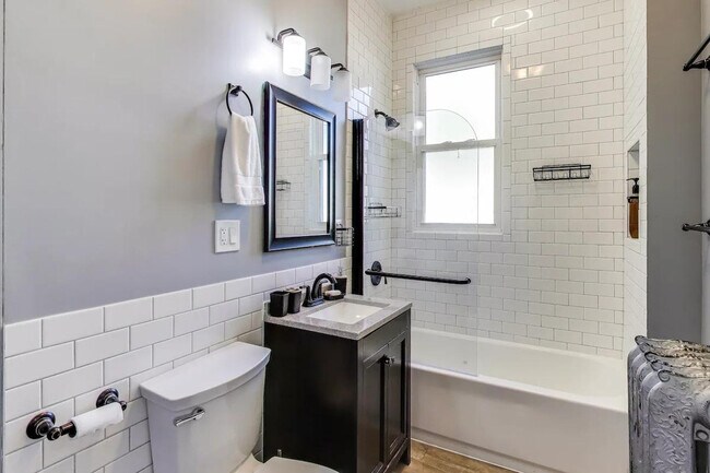 Building Photo - 1506 W Thome Ave