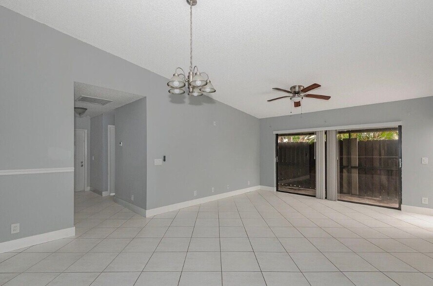 Building Photo - 161 Meadows Dr