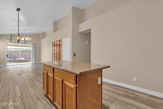 Building Photo - 3261 W Ross Dr