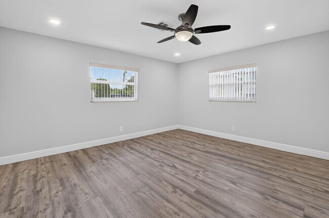 Building Photo - 787 Havana Dr